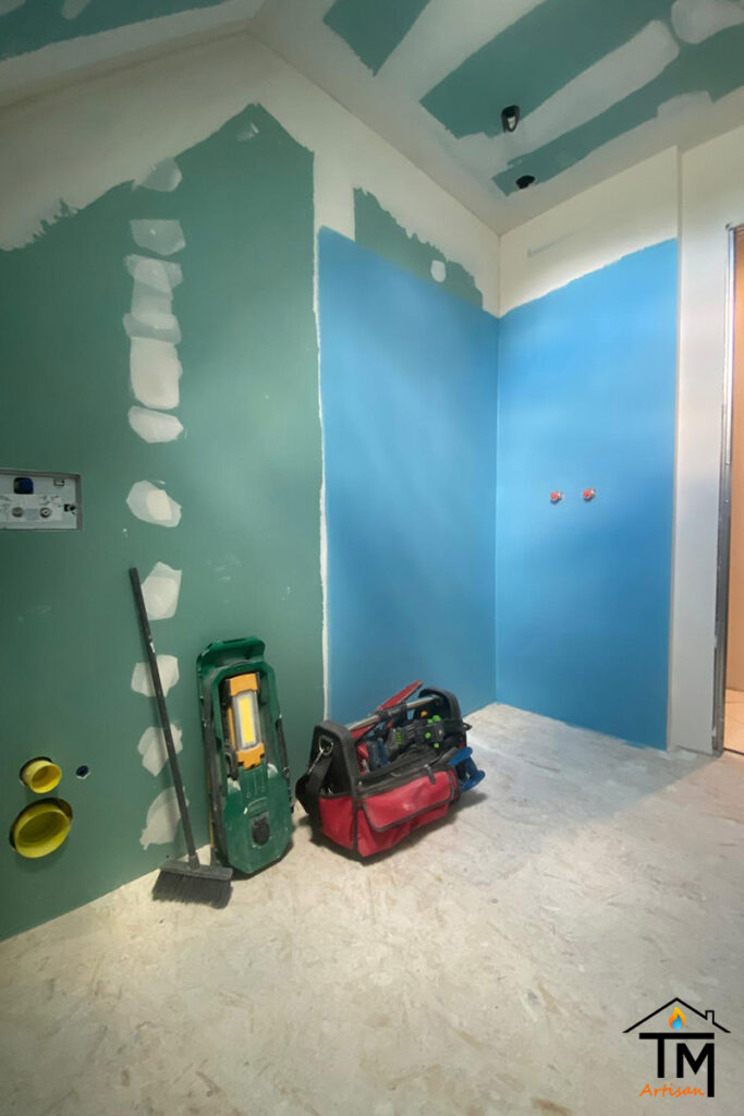 Préparation des murs et de la future zone de douche.