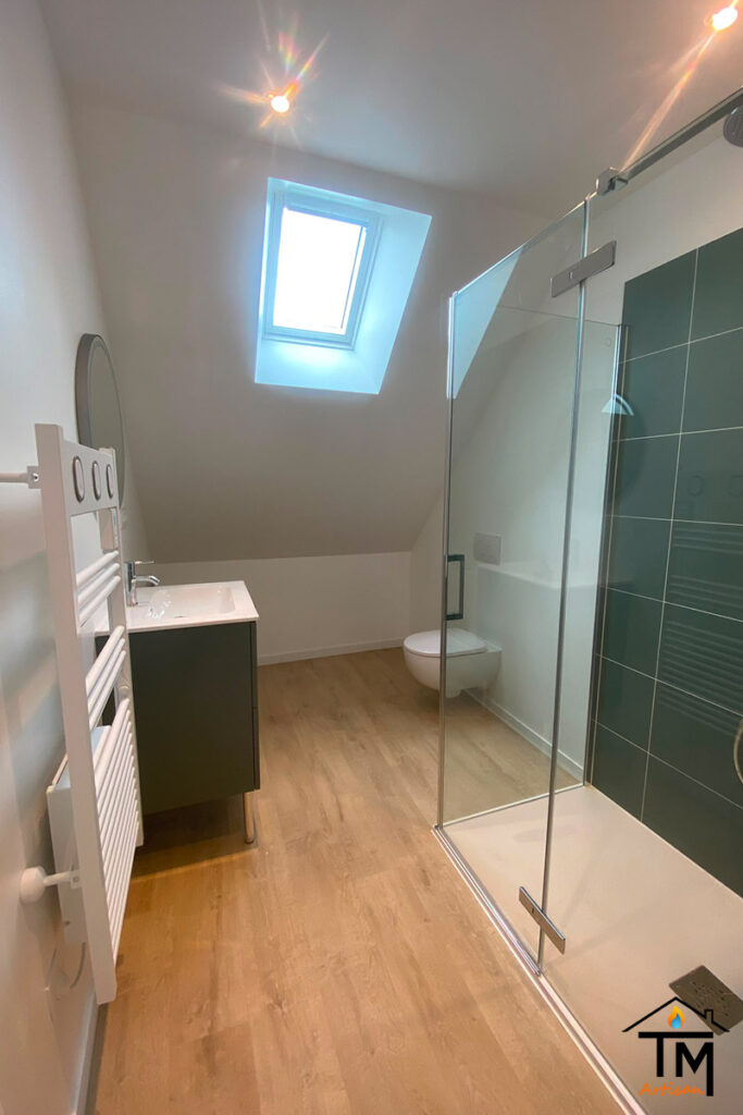 Création complète d’une salle de bain sous combles à Parmain par TM Artisan
